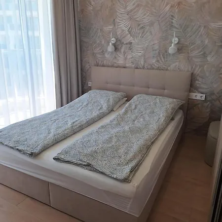 Apartment Skyline 44 *